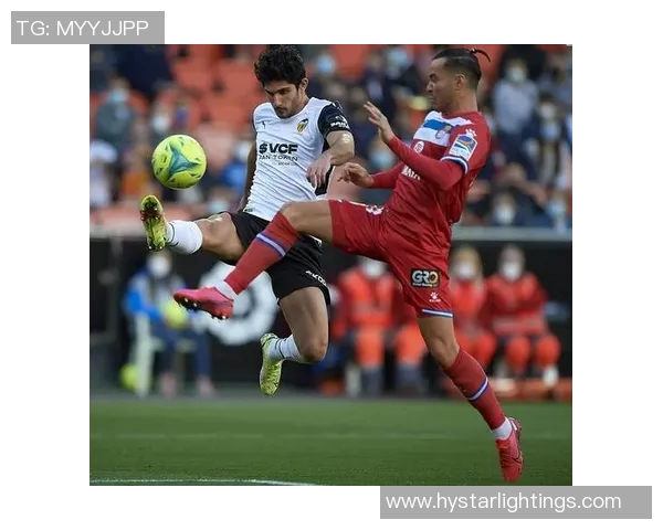 巴伦西亚球员受伤下场，球队遭遇困境但仍力争奋斗